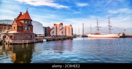 Das Hafenmeisterhaus (altes Lotsenhaus), ein Segelschiff und im Hintergrund ein Segelschiff Stockfoto