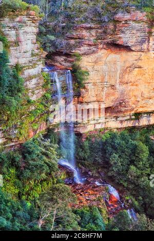 Landschaftlich schöner Katoomba Fall Wasserfluss fließt durch Sandsteinfelsen der Blue Mountains in Australien. Stockfoto