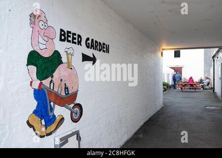 Cartoon-Schild zeigt den Weg zu einem Pub Biergarten, Dalbeattie, Dumfries und Galloway, Schottland. Stockfoto