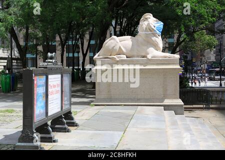 Geduld, Und Fortitude die Marmorlöwenstatuen, die den Hauptzweig der New York Public Library bewachen, das Stephen A. Schwarzman Gebäude an der 5th Avenue und 42nd Street, tragen blaue Gesichtsmasken, um New Yorkern während der Coronavirus, Covid-19 Pandemie, Midtown Manhattan, New York City, USA, im Juli 2020 ein Beispiel zu geben Stockfoto