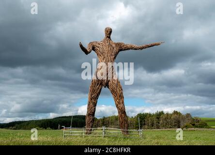 Eine Korbmann-Skulptur steht mit ausgestreckten Armen in einem ländlichen Feld in der Nähe von Dundrennan, Dumfries und Galloway, Schottland Stockfoto