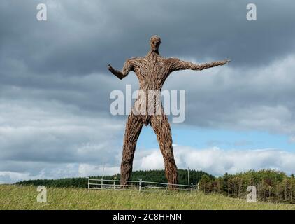 Eine Korbmann-Skulptur steht mit ausgestreckten Armen in einem ländlichen Feld in der Nähe von Dundrennan, Dumfries und Galloway, Schottland Stockfoto