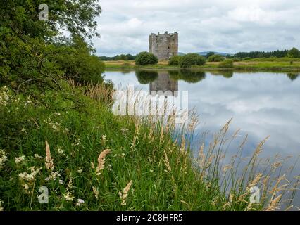 Threave Castle, Hochburg der Black Douglases, erbaut auf einer Insel im Fluss Dee in der Nähe von Castle Douglas, Dumfries & Galloway, Schottland. Stockfoto