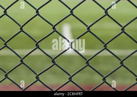 Fußballplatz hinter Drähten Stockfoto