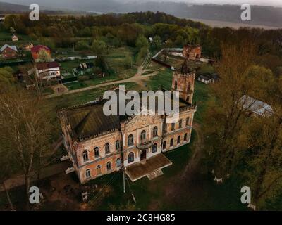 Alte verlassene ruinierte Villa im gotischen Stil mit Buntglasfenstern in Avchurino, Luftaufnahme Stockfoto