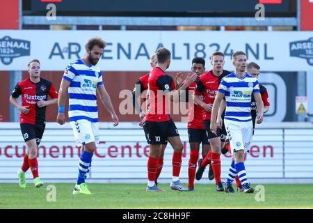 GROESBEEK, NIEDERLANDE - JULI 21: Spieler von De Treffers feiern das Tor von Irfa Sow von De Treffers gesehen während der Vorsaison Spiel De Treffers gegen De Graafschap am 21. Juli 2020 in Groesbeek, Niederlande. Stockfoto