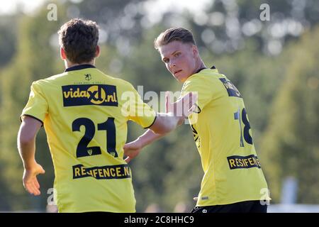 SWOLGEN, NIEDERLANDE - JULI 21: : Evert Linthorst vom VVV Venlo und Stan van Dijck vom VVV Venlo feierten ein Tor, gesehen während des Vorsaison-Spiels Sporting ST gegen VVV Venlo am 21. Juli 2020 in Swolgen, Niederlande. Stockfoto