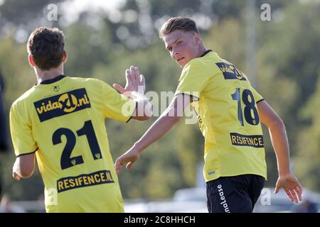 SWOLGEN, NIEDERLANDE - JULI 21: : Evert Linthorst vom VVV Venlo und Stan van Dijck vom VVV Venlo feierten ein Tor, gesehen während des Vorsaison-Spiels Sporting ST gegen VVV Venlo am 21. Juli 2020 in Swolgen, Niederlande. Stockfoto