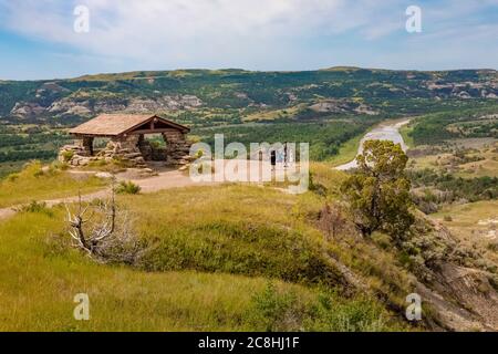 River Bend Overlook, gebaut von der CCC in den 1930er Jahren, im Theodore Roosevelt National Park, North Unit, in North Dakota, USA [Keine Model Releases; verfügbar Stockfoto