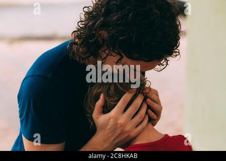 Vatertag. Papa mit seinem kleinen Sohn. Familienspaziergang mit einem Kind. Aktivitäten im Freien für die Familie. Papa schmiegt sich an den Sohn auf der Straße. Familienbeziehungen Stockfoto