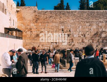 Jerusalem westliche Mauer mit Menschen. Stadtbild von Jerusalem. Blick auf Gebete, Wünsche und Gebete. Kuppel des Felsens in Jerusalem Altstadt, Israel. B Stockfoto