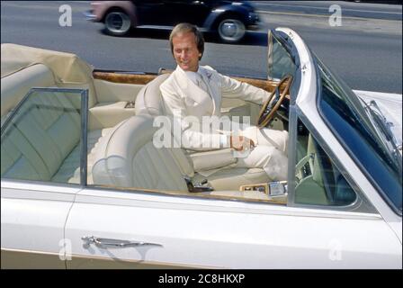 Pat Boone im weißen Cabrio Rolls Royce bei der Hochzeit dieser Tochter in Beverly Hills, CA Stockfoto