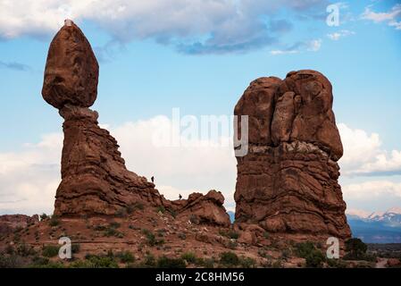 Die Nord- und Südfenster Arches und Balanced Rock im Arches National Park. Der Park hat 2000 dokumentierte Bögen innerhalb seiner Grenzen. Stockfoto