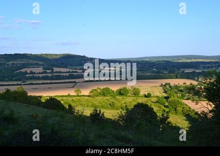 Blick auf das südliche Ende des Darent Valley von Polhill Bank. Gegenüber sind Fackenden und Kemsing Downs. Unten ist Otford Dorf. Sommer, Juli. Stockfoto