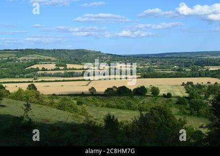 Blick auf das südliche Ende des Darent Valley von Polhill Bank. Gegenüber sind Fackenden und Kemsing Downs. Unten ist Otford Dorf. Sommer, Juli. Stockfoto