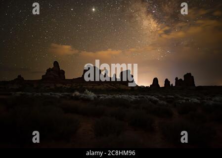 Sternenhimmel im Arches National Park, Utah, USA. Die Verringerung der Lichtverschmutzung ist ein vorrangiges Ziel des Nationalparks. Dunkle Himmel sind notwendig. Stockfoto