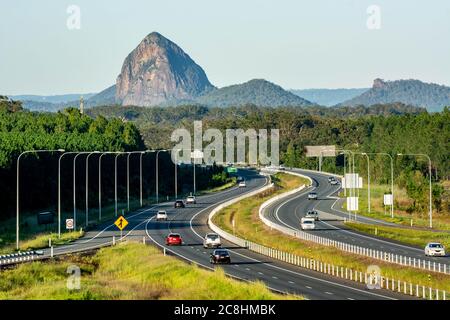 Der Bruce Highway, nach Süden am Mount Tibrogargan in den Glasshouse Mountains, Queensland, Australien. Stockfoto