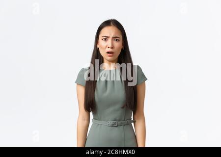 Kleinunternehmer, Frauen Unternehmer Konzept. Enttäuscht und frustriert asiatische Geschäftsfrau suchen beunruhigt, mit etwas aufgeregt Stockfoto