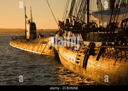 HMS Surprise & Submarine im Maritime Museum, San Diego, Kalifornien, USA Stockfoto