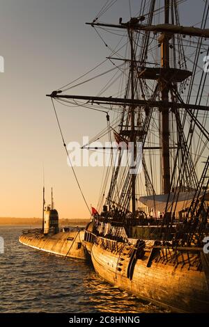 HMS Surprise & Submarine im Maritime Museum, San Diego, Kalifornien, USA Stockfoto