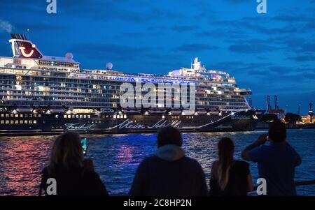 Hamburg, Deutschland. Juli 2020. Das TUI Kreuzfahrtschiff "Mein Schiff 2" verlässt den Hafen am Abend für eine dreitägige Rundreise auf der Nordsee in Richtung Norwegen. Nach einer mehrmonatigen Zwangspause ist es das erste Mal, dass ein großes Kreuzfahrtschiff von einem deutschen Hafen aus in See geht. (To dpa 'First large cruise ship has left for a short trip') Quelle: Daniel Bockwoldt/dpa/Alamy Live News Stockfoto