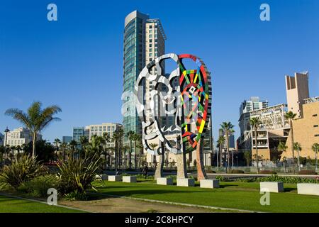 Kommen zusammen von Niki de Saint Phalle & Omni Hotel, Convention Center, San Diego, California, USA Stockfoto