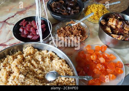 Zongzi oder Reisknödel ist klebrigem Reis mit süßen oder herzhaften Füllungen in Bambus oder Schilfblättern eingewickelt. Frische Zutaten für die Zubereitung. Stockfoto