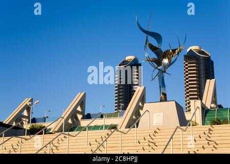 Convention Center Steps & Flame of Frienship Skulptur von Leonardo Nierman, San Diego, California, USA Stockfoto