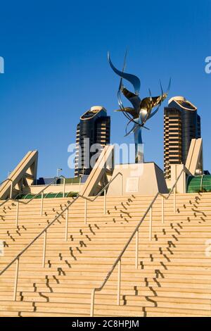 Convention Center Steps & Flame of Frienship Skulptur von Leonardo Nierman, San Diego, California, USA Stockfoto