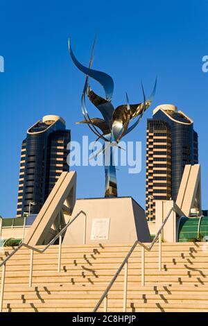 Convention Center Steps & Flame of Frienship Skulptur von Leonardo Nierman, San Diego, California, USA Stockfoto