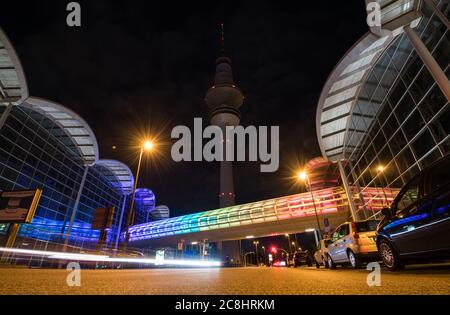 Hamburg, Deutschland. Juli 2020. Der "Skywalk" zwischen den Messehallen wird anlässlich der Hamburg Pride Week und der Aktion "Hamburg zeigt Flagge" (Aufnahme mit langer Belichtungszeit) in Regenbogenfarben beleuchtet. Quelle: Daniel Bockwoldt/dpa/Alamy Live News Stockfoto