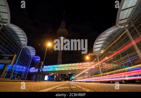 Hamburg, Deutschland. Juli 2020. Der "Skywalk" zwischen den Messehallen wird anlässlich der Hamburg Pride Week und der Aktion "Hamburg zeigt Flagge" (Aufnahme mit langer Belichtungszeit) in Regenbogenfarben beleuchtet. Quelle: Daniel Bockwoldt/dpa/Alamy Live News Stockfoto