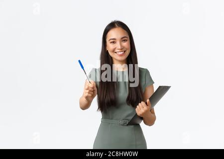 Lächelnd schöne asiatische weibliche Shop-Assistenten, Mitarbeiter bitten, um leere oder Versandformular zu unterzeichnen, geben Sie Stift als halten Zwischenablage mit Dokumenten Stockfoto