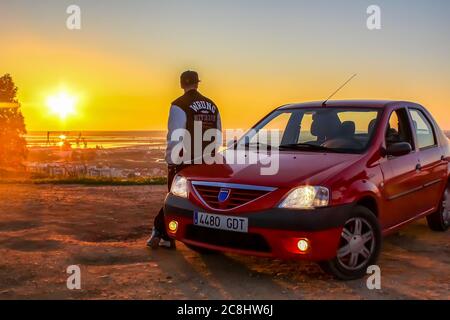 Huelva, Spanien - 23. Juli 2020: Blick auf einen roten Dacia Logan bei Sonnenuntergang Stockfoto