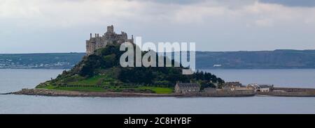 Landschaftspanorama der Mündungsbucht mit St. Michael's Mount in der Mitte. Dies ist eine Gezeiteninsel, die mit dem Festland durch eine von Menschen gemachte gran verbunden ist Stockfoto