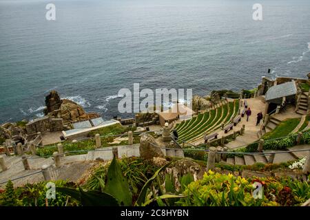 Penzance, UK 03/10/2010: Luftaufnahme des Minack Theatre, einem einzigartigen Amphitheater, das in einem felsigen Hang am Atlantischen Ozean geschnitzt ist. Dieses terrassenförmige Steingebäude Stockfoto