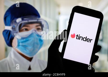 In dieser Abbildung ein Tinder Dating App Logo auf einem Smartphone angezeigt. Stockfoto