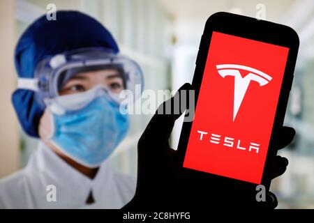 In diesem Foto Illustration ein Tesla Logo auf einem Smartphone gesehen angezeigt. Stockfoto