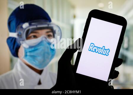 In dieser Abbildung wird ein Logo der Revolut App auf einem Smartphone angezeigt. Stockfoto