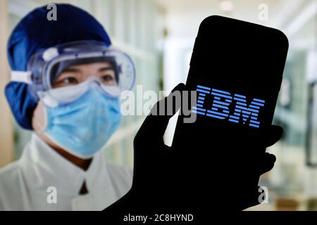 In dieser Abbildung ist ein IBM Firmenlogo auf einem Smartphone zu sehen. Stockfoto