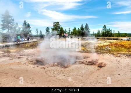 Wyoming, USA - 24. August 2019: Touristen, die eine Fumarole am Fountain Paint Pot Trail im Lower Geyser Basin des Yellowstone National Park besuchen. Das KIS Stockfoto