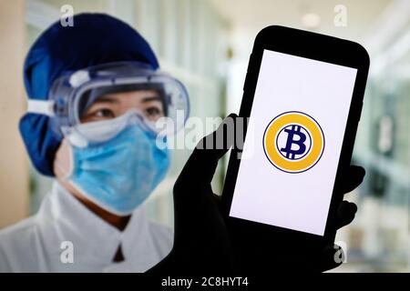 In dieser Abbildung ein Bitcoin Kryptowährung Logo auf einem Smartphone gesehen angezeigt. Stockfoto