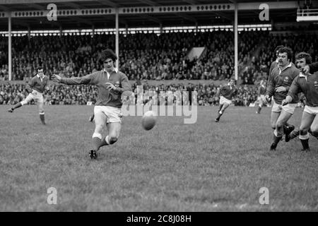 Llanelli RFC Scrum Half Mark Douglas tritt während ihres Spiels gegen die Tour Neuseeland All Blacks im Stradey Park, Llanelli am 21. Oktober 1980. Stockfoto