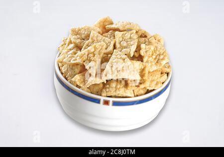 Frittierte Khichiya Papad, traditionelle indische Snacks, indische knusprige gebratene Snack Papad oder Papadam aus Reisboden auf einem Teller serviert. Auch bekannt als Stockfoto