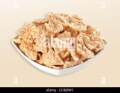 Frittierte Khichiya Papad, traditionelle indische Snacks, indische knusprige gebratene Snack Papad oder Papadam aus Reisboden auf einem Teller serviert. Auch bekannt als Stockfoto