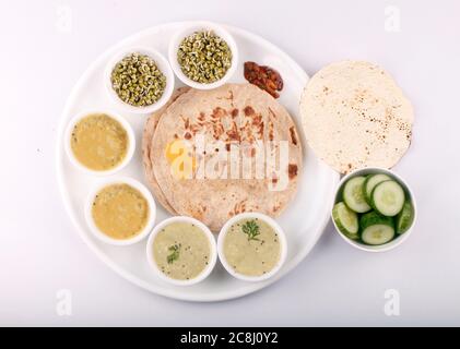 Indische oder Hindu Veg Thali oder komplette Speiseplatte im Restaurant-Stil zum Mittag- und Abendessen. Nahaufnahme, selektiver Fokus - Bild Stockfoto