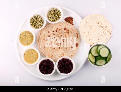 Indische oder Hindu Veg Thali oder komplette Speiseplatte im Restaurant-Stil zum Mittag- und Abendessen. Nahaufnahme, selektiver Fokus - Bild Stockfoto