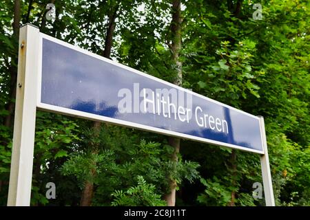 Ein Blick auf ein Schild an der Haltestelle "Hier Green".die Sidcup, Grove Park und Bromley North Linien durch "Hier Green" werden für neun Tage vom Samstag, 25. Juli 2020 bis Sonntag, 2. August 2020 geschlossen. Die Schließung ist darauf zurückzuführen, dass das Network Rail wichtige Signalverbesserungen zur Verbesserung der Zuverlässigkeit für Passagiere in South London abschließt. Das aktuelle Signalsystem, das die Bewegung von Zügen auf den Strecken über die Strecke in Richtung Grün steuert, ist seit den 1970er Jahren in Kraft und ist unzuverlässig geworden, was zu Verspätungen und Annullierungen von Zügen führt. Stockfoto