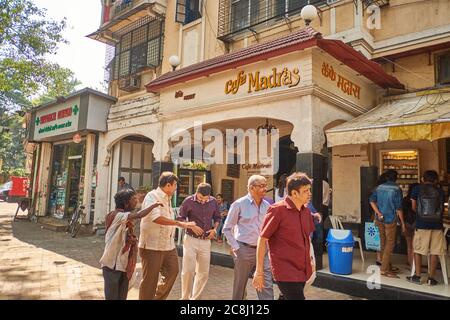 Das Café Madras, das um 1940 begann, ist zu einem ikonischen Ort im King's Circle, Dadar East für südindische Snacks geworden. Ihr Filterkaffee ist ikonisch. Stockfoto