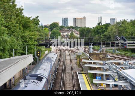 Ein Zug fährt durch die Station Green.die Sidcup, Grove Park und Bromley North Linien durch die Station Green werden für neun Tage von Samstag, 25. Juli 2020 bis Sonntag, 2. August 2020 geschlossen. Die Schließung ist darauf zurückzuführen, dass das Network Rail wichtige Signalverbesserungen zur Verbesserung der Zuverlässigkeit für Passagiere in South London abschließt. Das aktuelle Signalsystem, das die Bewegung von Zügen auf den Strecken über die Strecke in Richtung Grün steuert, ist seit den 1970er Jahren in Kraft und ist unzuverlässig geworden, was zu Verspätungen und Annullierungen von Zügen führt. Stockfoto